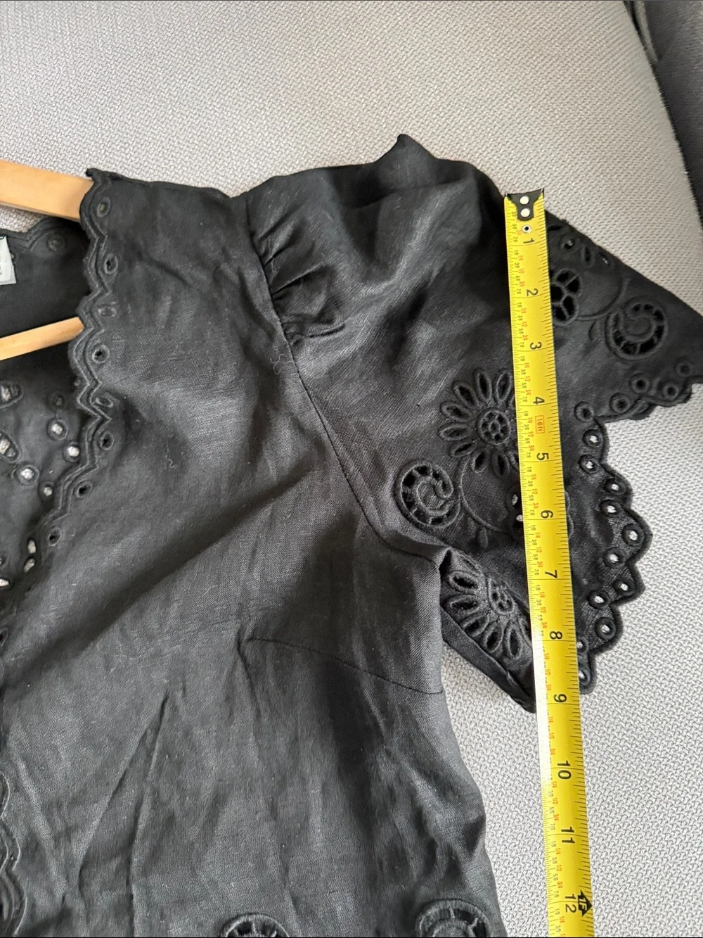 Elie Tahari Linen Blend Black Eyelet Scalloped Button-Front Blouse Size S - Picture 8 of 9